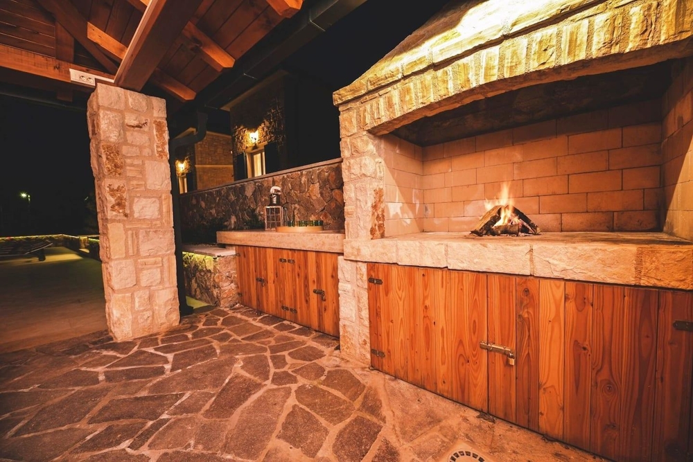 Letní kuchyně ve venkovním areálu objektu H884, Malinska, Chorvatsko.