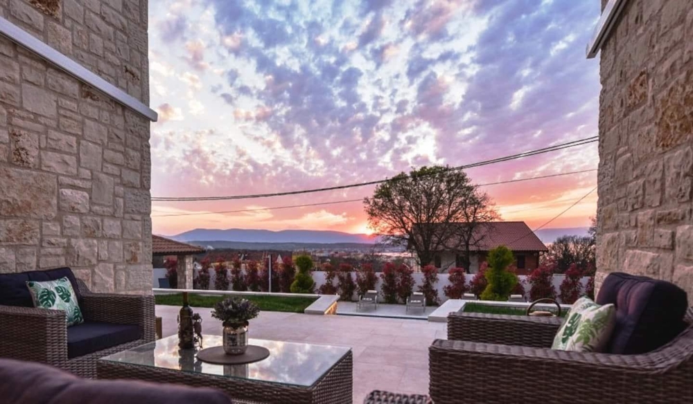 Jedna ze dvou ložnic v přízemí kamenného domu H884 poblíž Malinska na Krku.