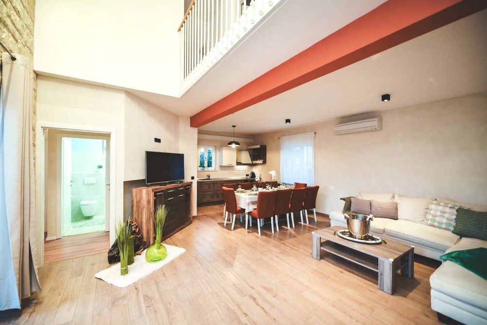 Jeden z podkrovních pokojů H884 na Krku.