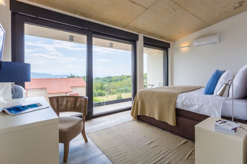 Pohled do ložnice v horním patře.