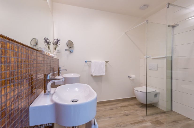 Další koupelna v objektu H934.