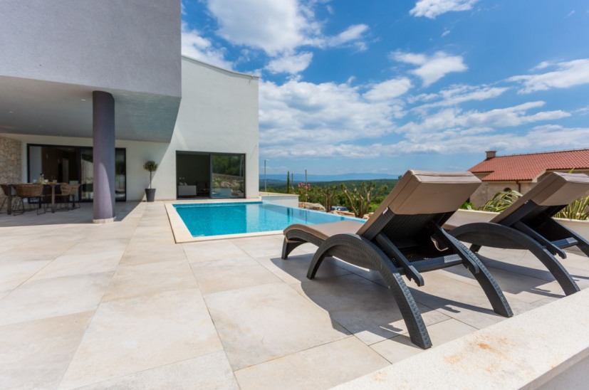 Sluneční terasa a bazén Villa H934 na Krku v Chorvatsku.