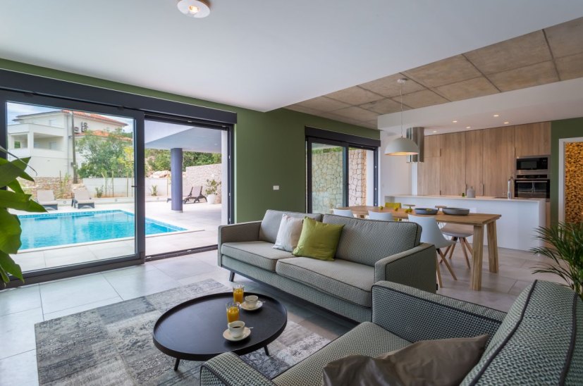 Luxusní obývací prostor a bazén.
