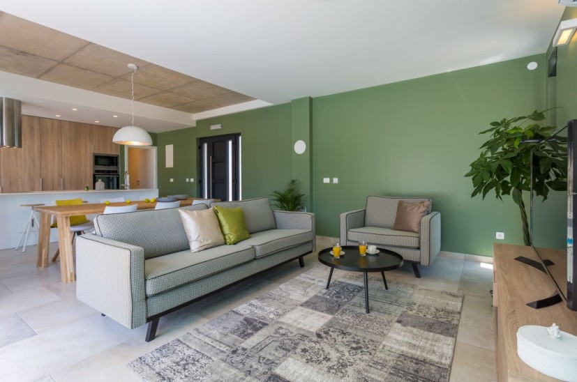 Obývací pokoj a jídelní kout.