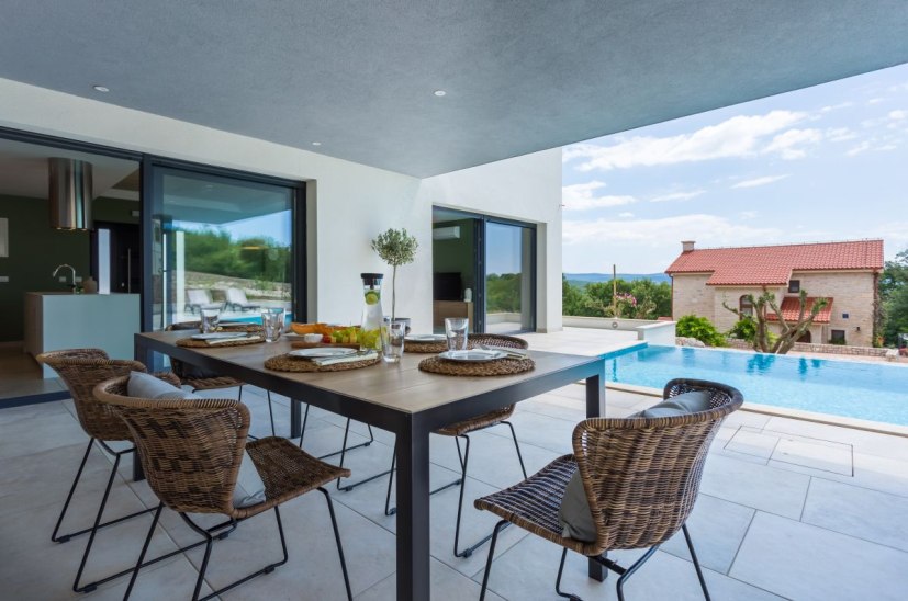 Krytá terasa a venkovní bazén.