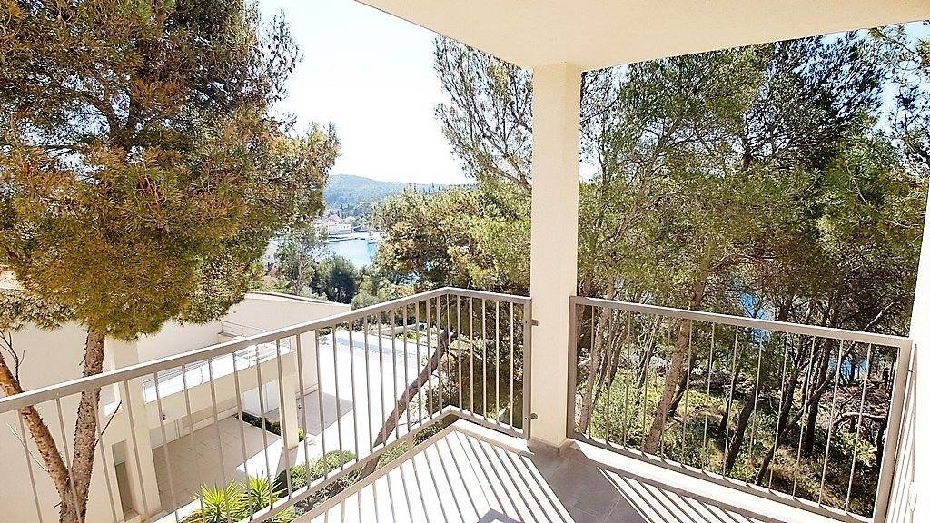 Terasa a výhled na moře v Milna, ostrov Brač.