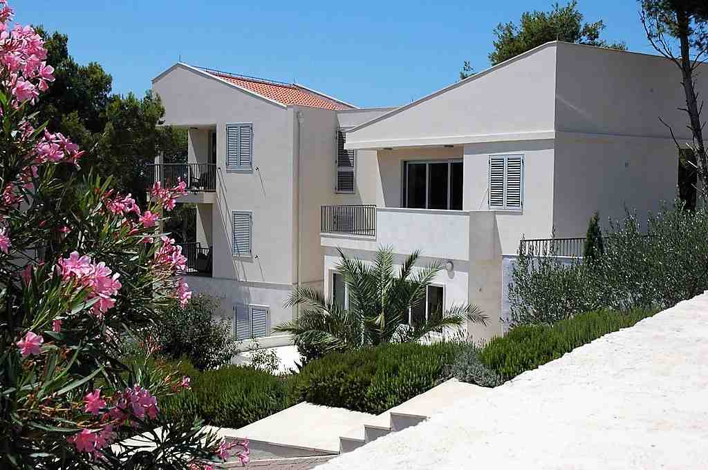 Moderní vila v blízkosti přístavu v Chorvatsku.