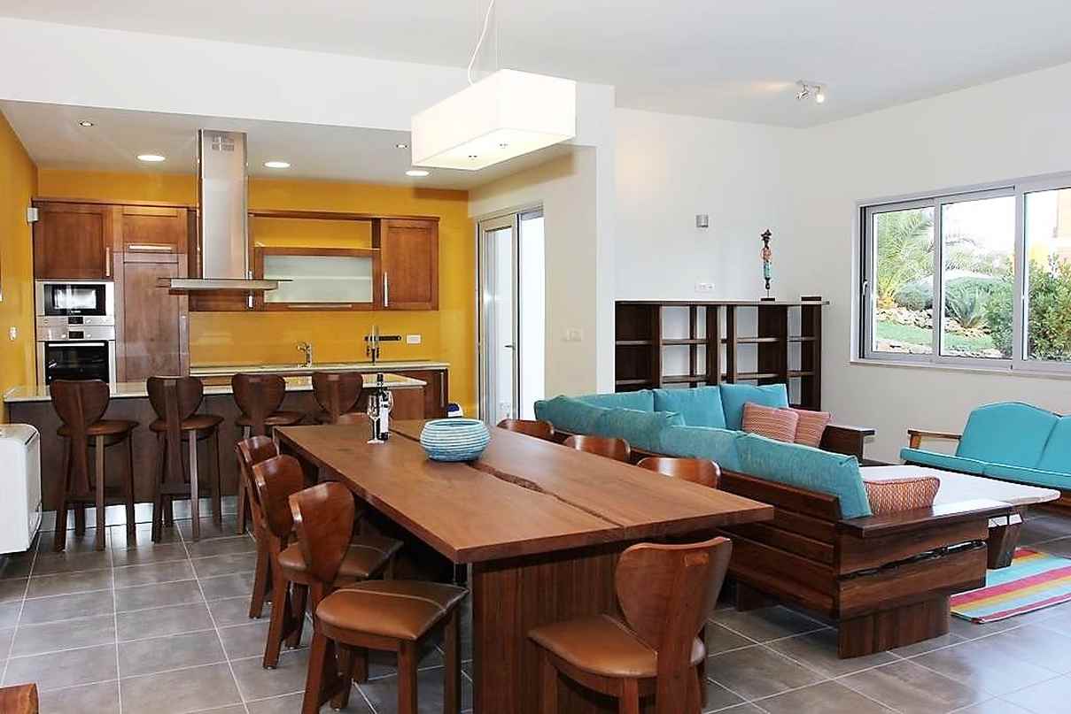 Jídelna a kuchyně objektu H942 v Milně.