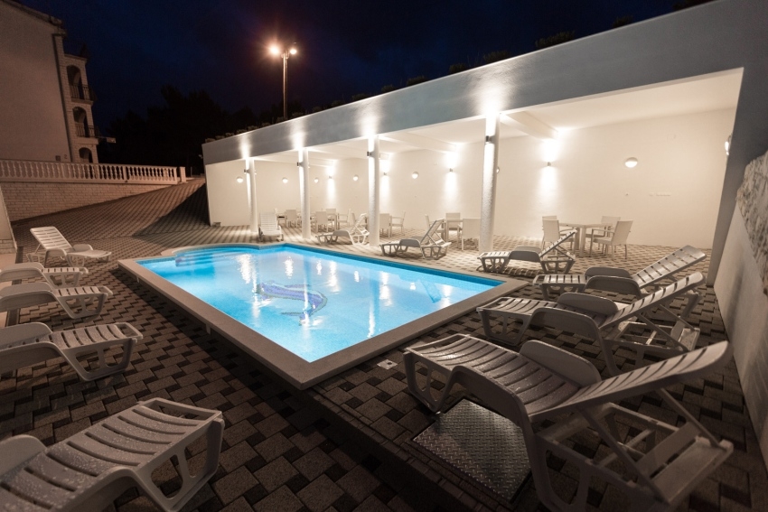 Bazén apartmánového domu H945 na Čiovu, Chorvatsko.