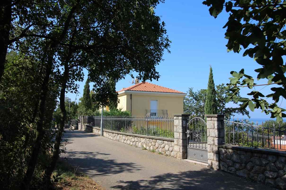 Příjezdová cesta a vjezd do objektu H980.