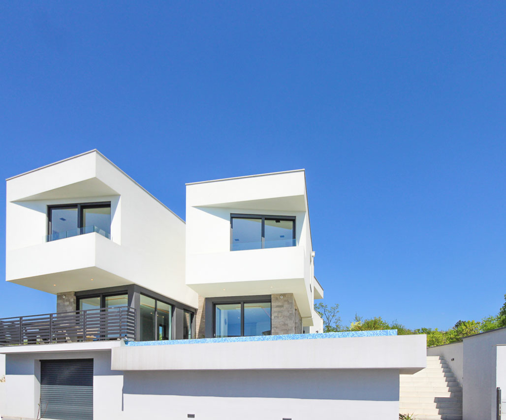 Pohled z ulice na vilu s garáží a bazénem - Prodám dům v Chorvatsku.